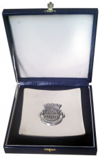 Taça quadrada com brasão